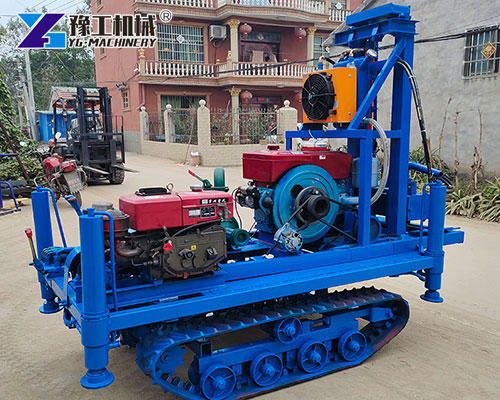 Compact crawler-mounted well drill