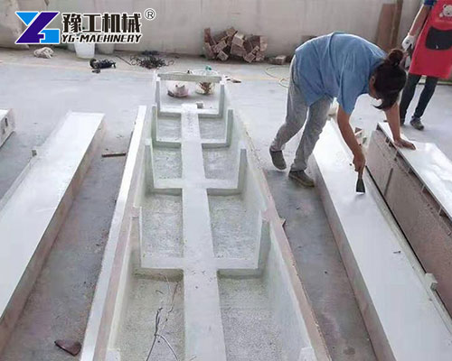 Fiberglass Spray Machine Applying FRP Coating