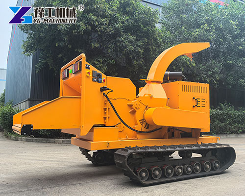 Industrial wood chipper with crawler tracks