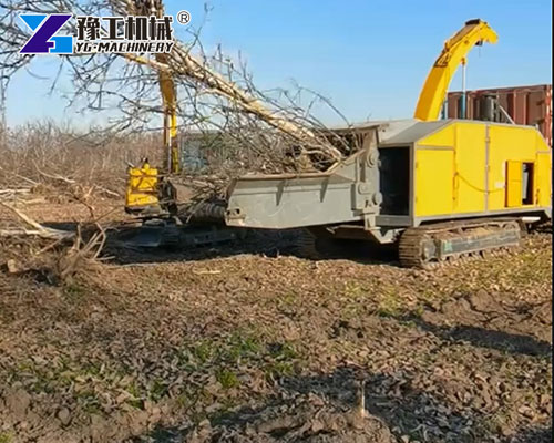 Large-capacity tracked branch chipper