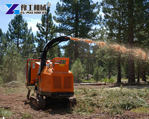 Mobile crawler-mounted wood chipper