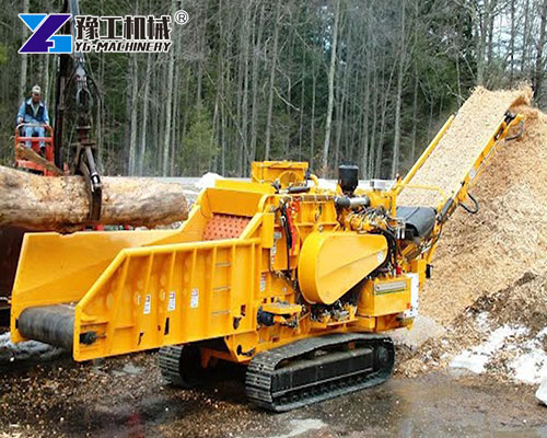 Powerful wood chipper with safety guards