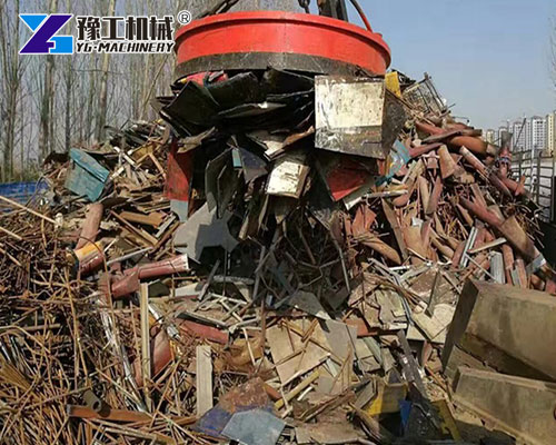 Chilean scrap yard using hydraulic excavator magnet