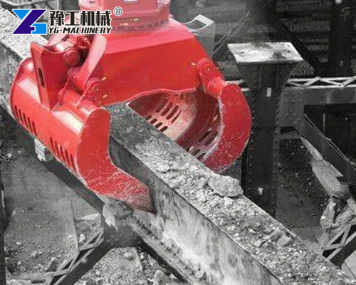 Excavator grapple attachment lifting heavy steel beams