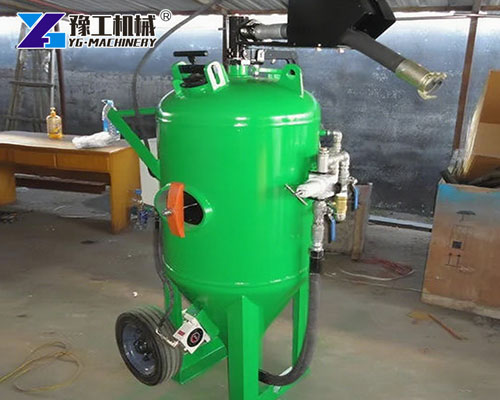 Industrial wet blasting machine with hoses