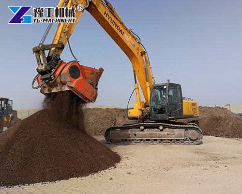 Rock screening bucket for heavy machinery