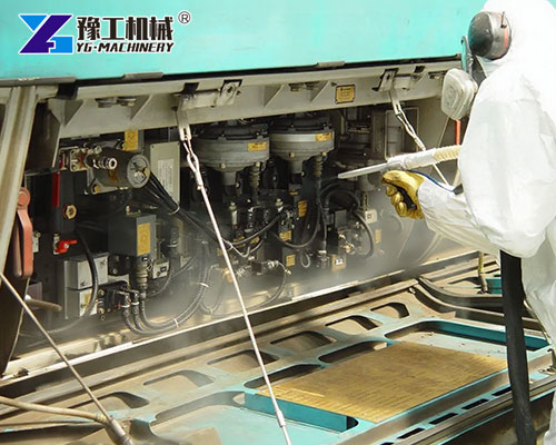Worker operating dry ice blaster machine