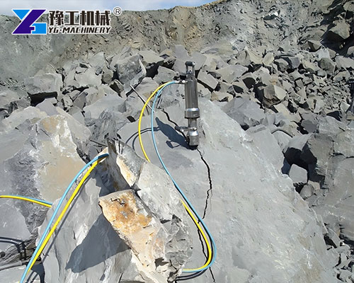 Efficient hydraulic splitter for remote quarry jobs