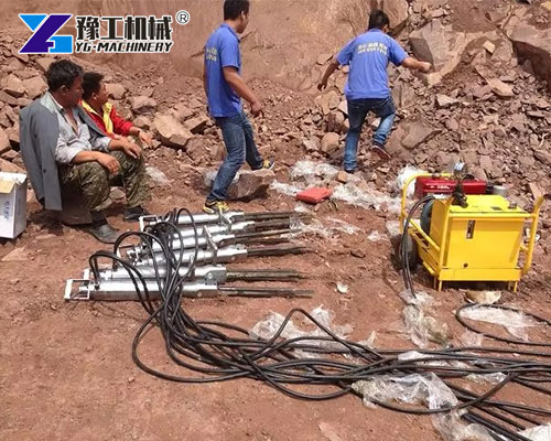 Portable rock splitter for mountain construction