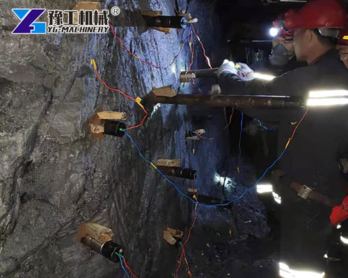 Rock splitter machine applied in tunnel excavation