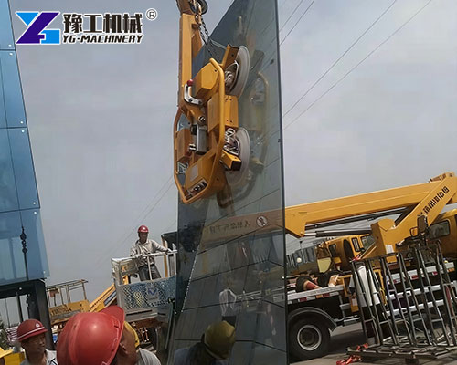 Safe glass handling equipment for facade projects