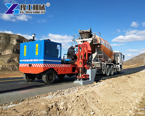 Concrete curb machine producing seamless curbs