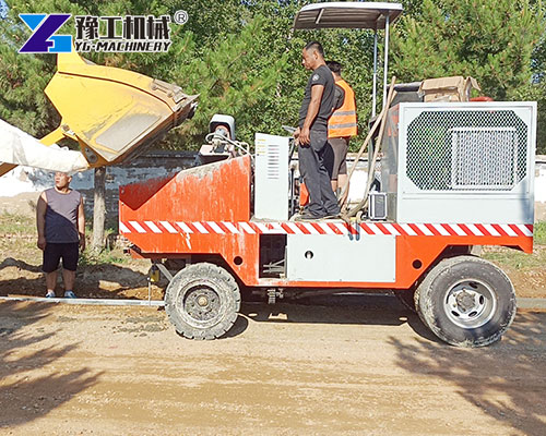 Concrete curb machine with vibration compaction system