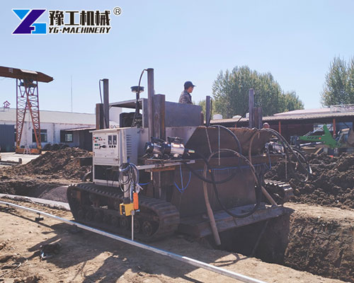 Slipform curb machine with adjustable mold size