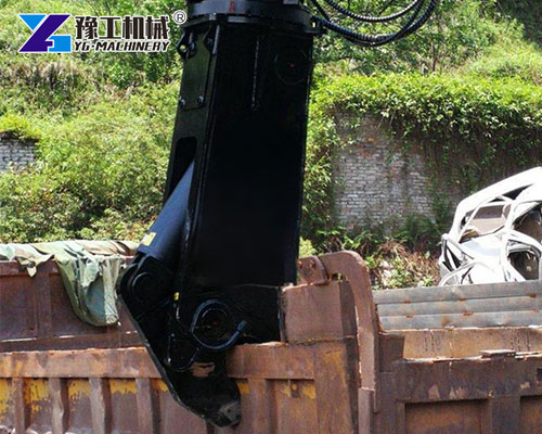 YG hydraulic shear attachment working in Brazil