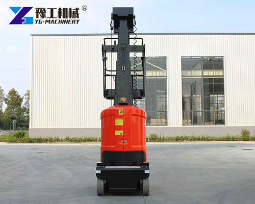 Single mast lift for narrow spaces