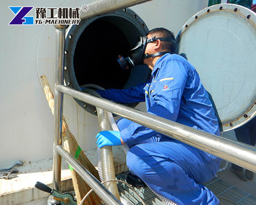 No-entry tank cleaning robot working safely