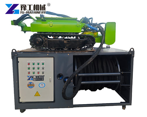 Oil tank cleaning robot in refinery