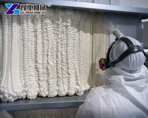 PU foam insulation machine spraying walls